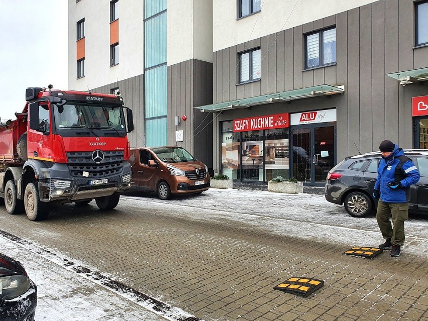 Kraków. Mierzą drgania - czy budynki i ludzie wytrzymają przejazd tramwaju do Mistrzejowic