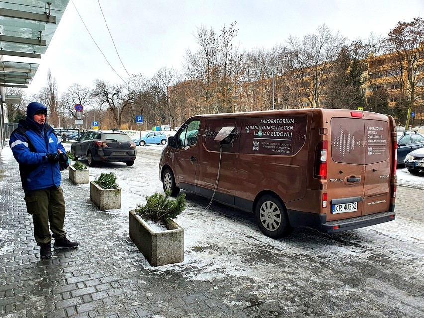 Kraków. Mierzą drgania - czy budynki i ludzie wytrzymają przejazd tramwaju do Mistrzejowic