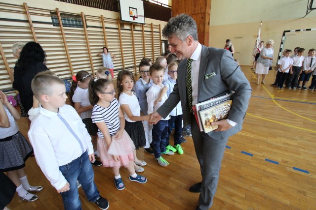 Dzieciom zaangażowanym w program gratulował obecny na uroczystości senator Krzysztof Słoń.