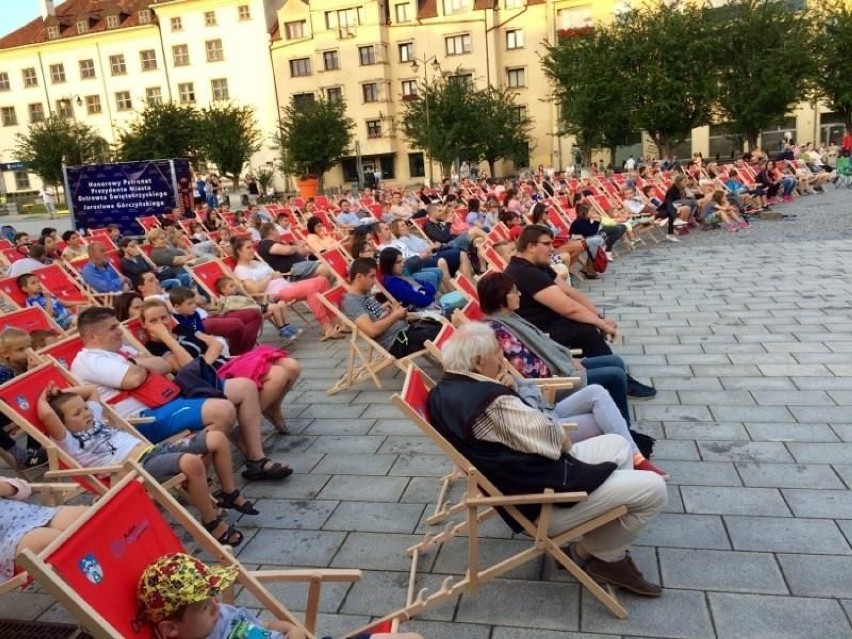 Udany wieczór filmowy na ostrowieckim Rynku (ZDJĘCIA)