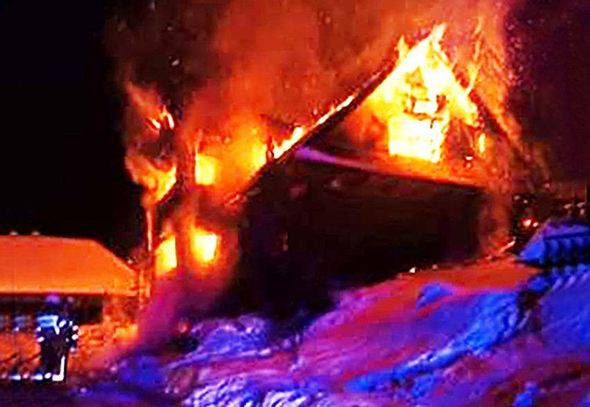 Łuna nad Gorcami. Strażacy całą noc gasili gorejący dom w Zasadnem