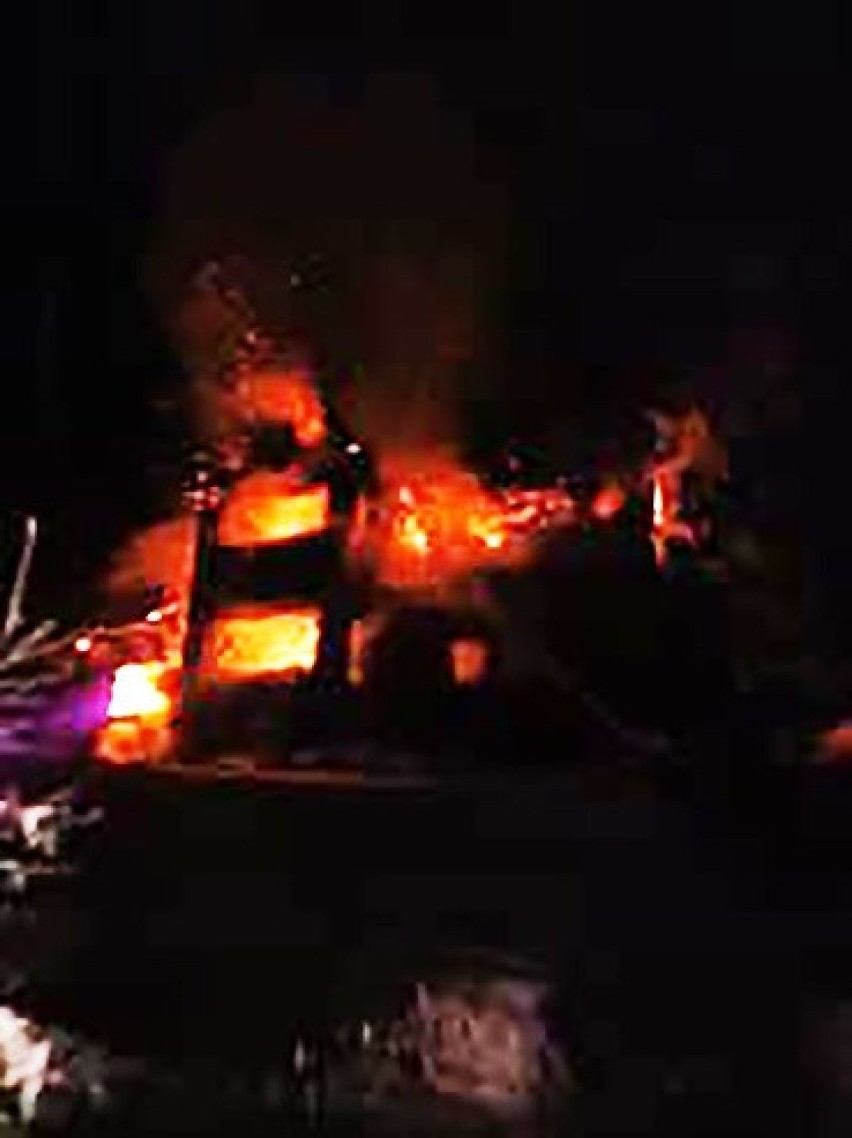 Łuna nad Gorcami. Strażacy całą noc gasili gorejący dom w Zasadnem