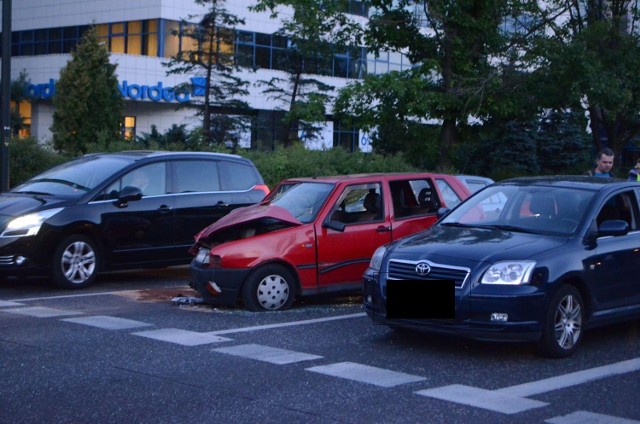 Wypadek na skrzyżowaniu Wołoskiej i Domaniewskiej. Jedna osoba ranna