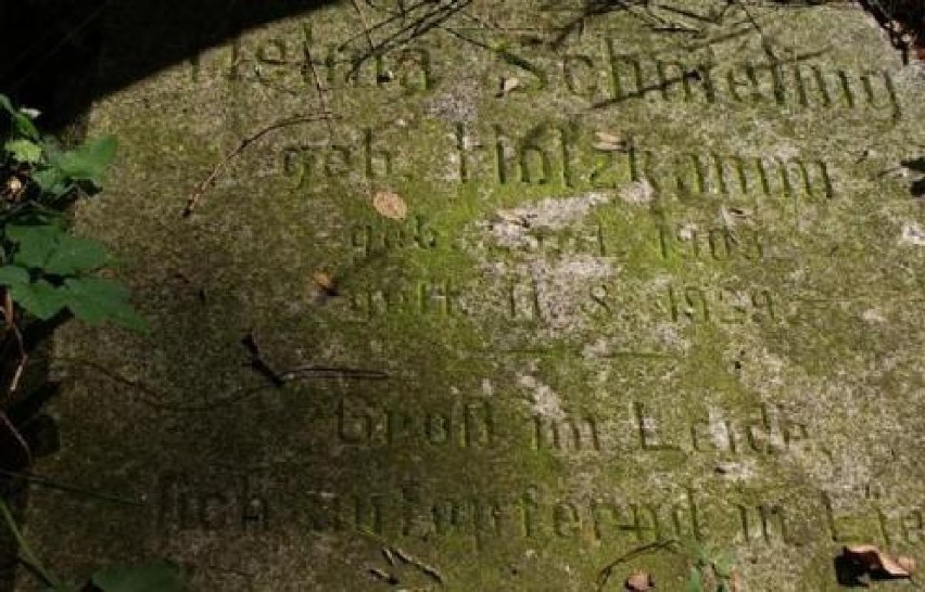 Kamień nagrobny pierwszej żony Fritza Schmeling