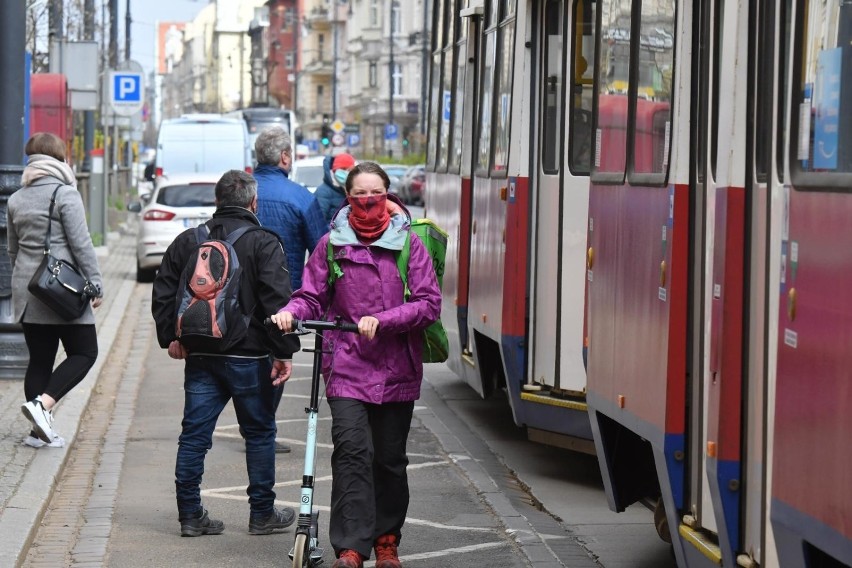 Nakaz zasłaniania ust oraz nosa w przestrzeni publicznej