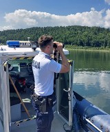 Policjanci z Wadowic i Krakowa rozpoczęli służbę nad Jeziorem Mucharskim. Będą strzec bezpieczeństwa nad wodą w wakacje. Zdjęcia