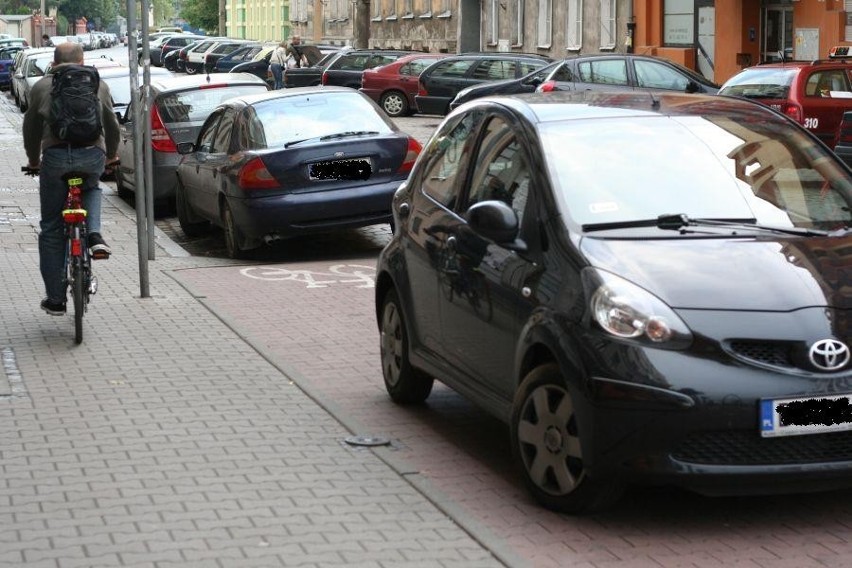 Wrocław: Kierowcy utrudniają życie mieszkańcom placu Grunwaldzkiego. Auta niszczą podwórka
