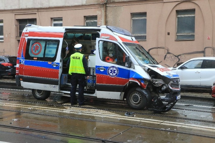 Wypadek na Traugutta we Wrocławiu. Kierowca opla nie ustąpił miejsca karetce na sygnale [ZDJĘCIA]