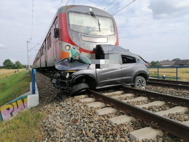 23 lipca 2021 r. Warmątowice. Na niestrzeżonym przejeździe kolejowym 80-letni kierowca hondy wjechał pod pociąg relacji Opole-Gliwice. Zginął na miejscu.