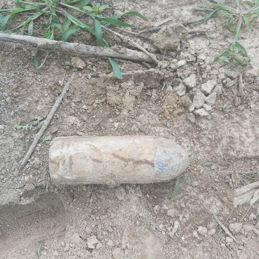 Ustalono, że odkopany przedmiot jest pociskiem artyleryjskim...