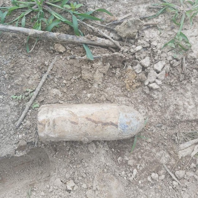 Ustalono, że odkopany przedmiot jest pociskiem artyleryjskim kalibru 75 mm i jest najprawdopodobniej pozostałością z czasów II wojny światowej