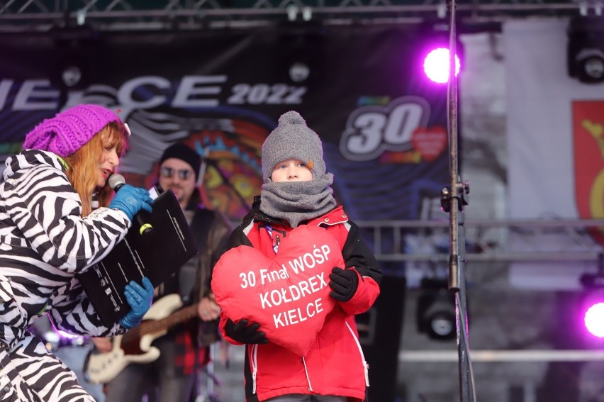 Scena na Rynku w Kielcach. Mały uczestnik WOŚP z poduszką od...