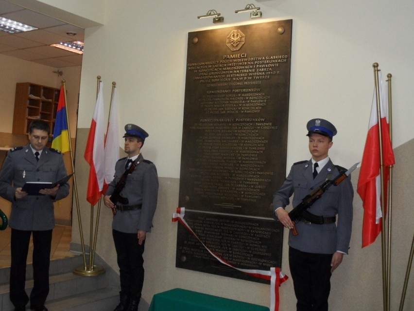 Tablica pamiątkowa w komendzie w Zabrzu. Uczczono pamięć policjantów zamordowanych przez NKWD