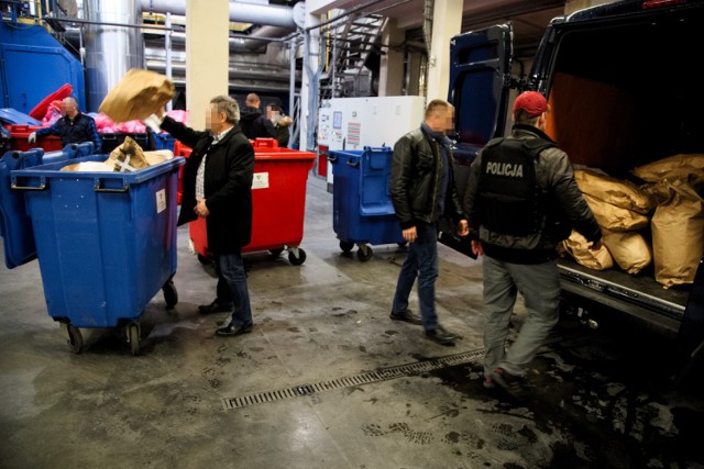 Policjanci z komendy wojewódzkiej przetransportowali konwojem 63 worki z narkotykami do spalarni na terenie powiatu bydgoskiego.