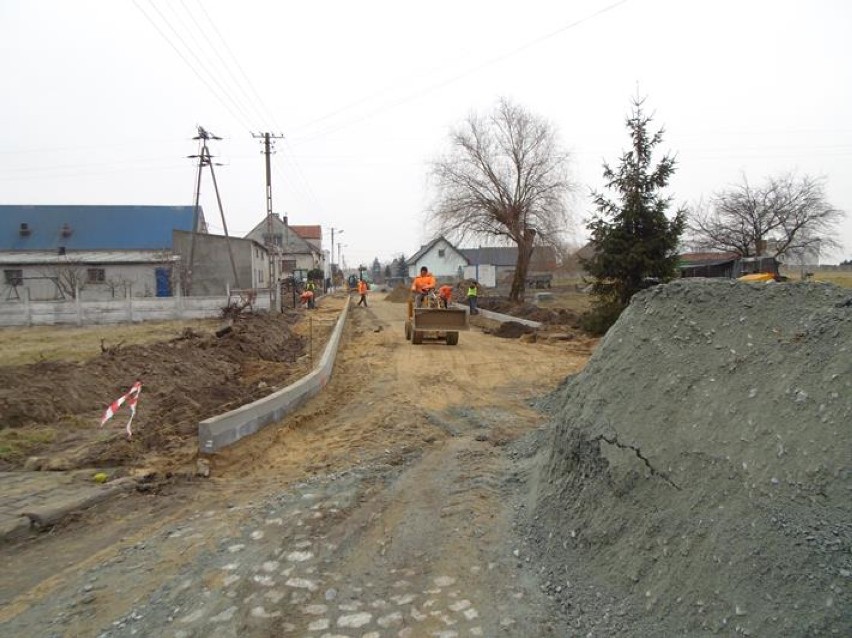 Dobiega końca przebudowa drogi gminnej w Kuklinowie [FOTO]