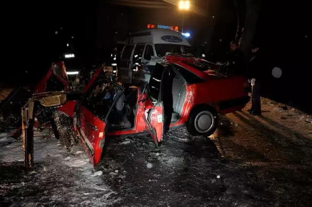 29-letni kierowca audi prawdopodobnie nie dostosował prędkości do trudnych warunków panujących na drodze, wpadł w poślizg i uderzył bokiem samochodu w drzewo.  

W wyniku tego zdarzenia śmierć na miejscu ponieśli pasażerowie audi: 41-letni brat kierowcy oraz pasażer siedzący z tyłu pojazdu.

Zobacz też: Wypadek na drodze Bemowizna-Szalmia. Kia wylądowała na drzewie 

Do szpitala w Bartoszycach zostały odwiezione trzy osoby: 12-letni chłopiec (uraz kręgosłupa) , 33-letni pasażer (uraz obojczyka) oraz 29-letni kierowca (złamanie podudzia).

Kronika policyjna

Zapisz się do newslettera! Dodaj też swój artykuł