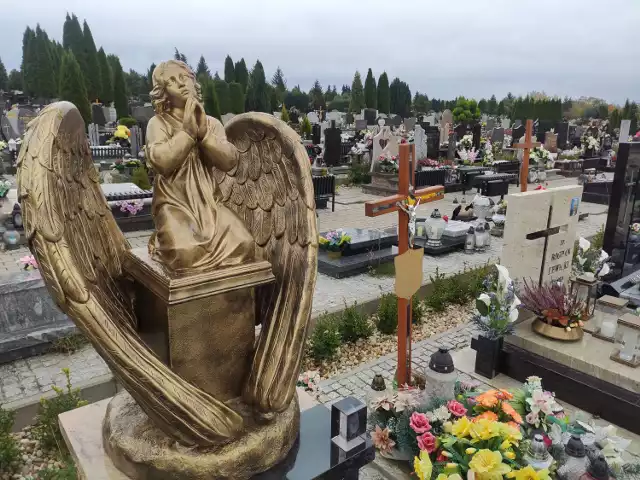 Przed nami Dzień Wszystkich Świętych. Na cmentarzu można spotkać sporo mieszkańców, którzy porządkują groby najbliższych.