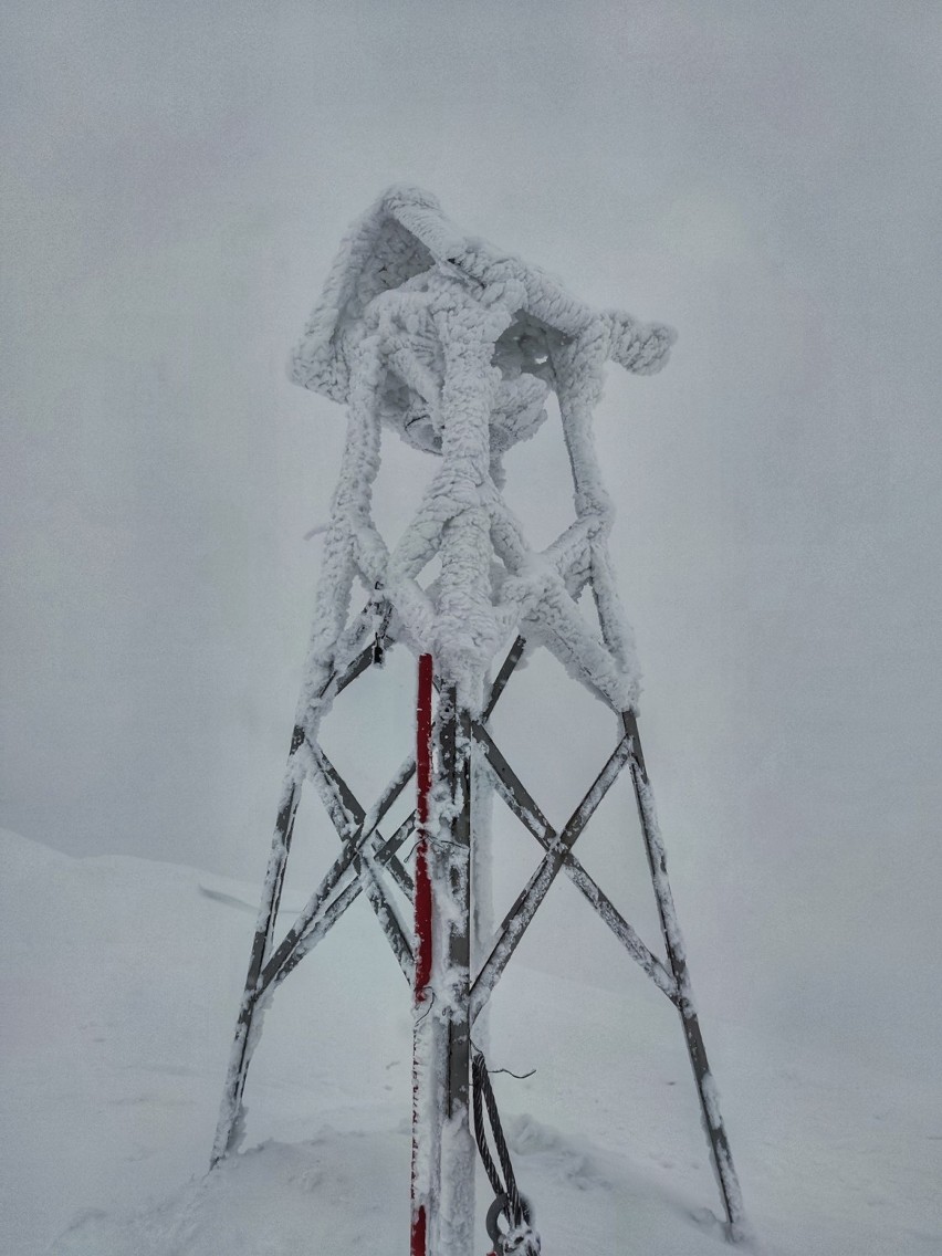 Alaska? Syberia? Nie, Kasprowy Wierch! Budynki oblepione śniegiem, w Tatrach zima w pełni [ZDJĘCIA] 30.01.2021