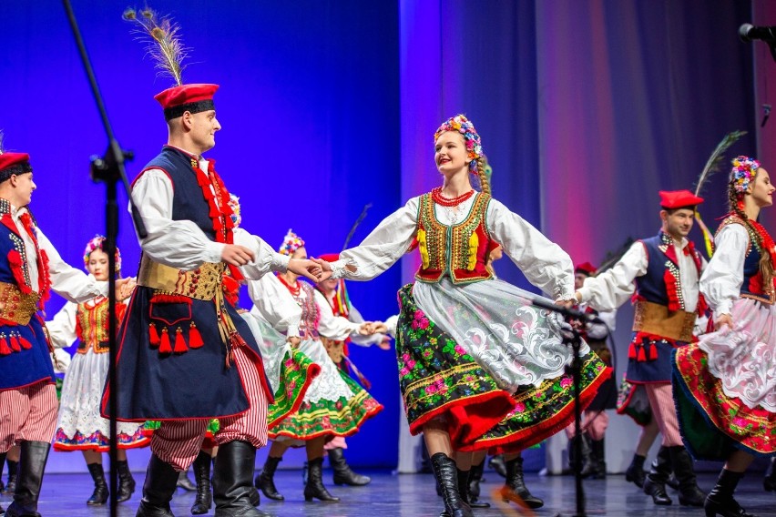 „Krakowiacy” śpiewają i tańczą od siedemdziesięciu lat. Jubileuszowy koncert w Nowohuckim Centrum Kultury