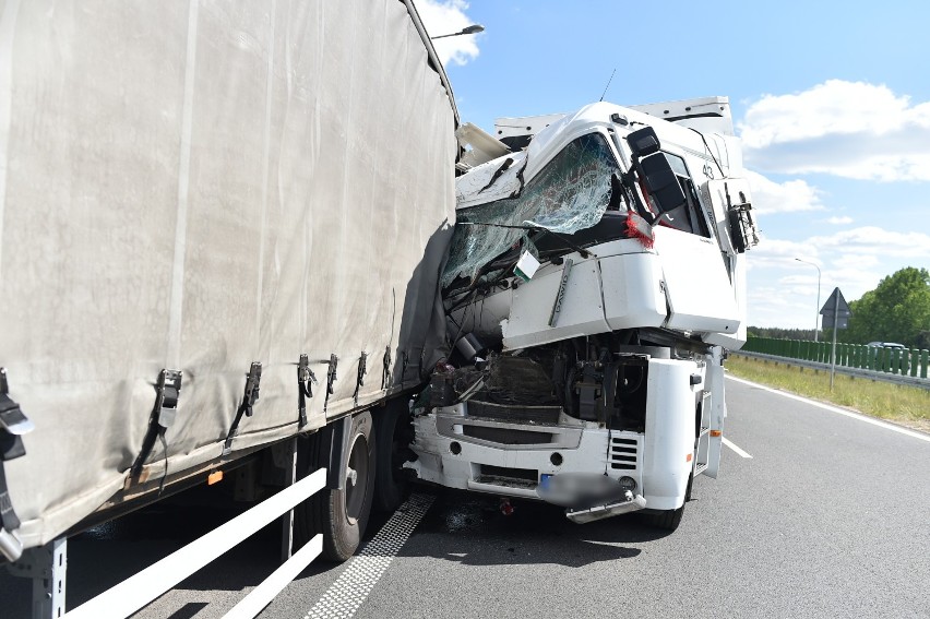 Leszno. Zderzenie TIR-ów na S5 przy węźle zachodnim  w Lasocicach.  Jednen z kierowców jest ranny [ZDJĘCIA]