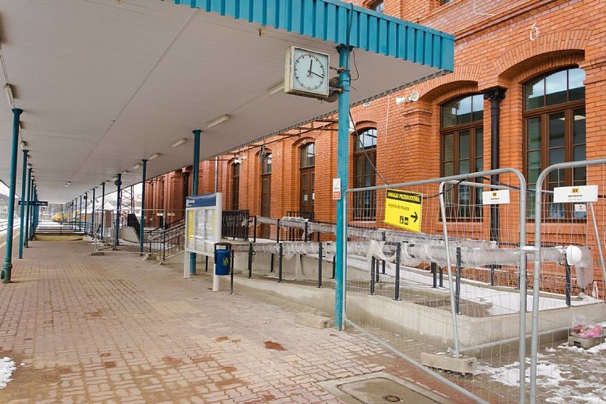 Tylko patrzeć jak Dworzec Wałbrzych Główny zostanie oddany do ponownego użytku (ZDJĘCIA) 