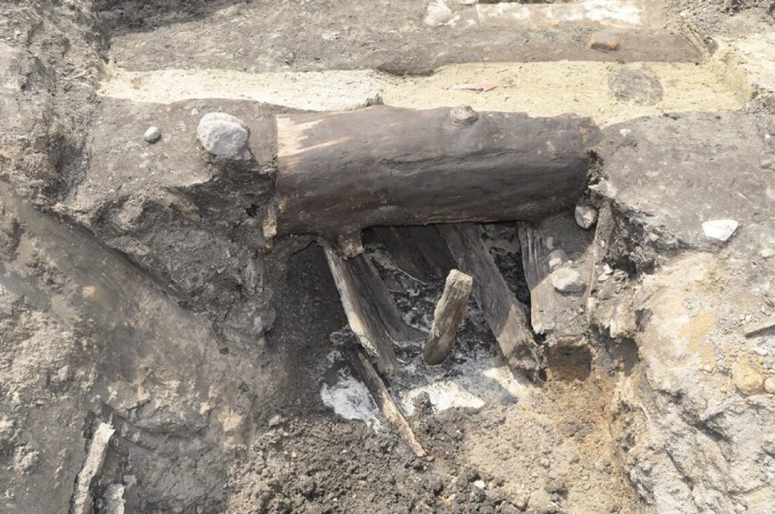 Drewniane rury wodociągowe znalezione podczas prac remontowych przy ulicy Poznańskiej pochodzą z XVI i XVII wieku!