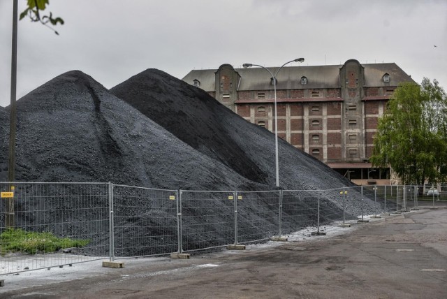 Gdańsk. Mieszkańcy skarżą się na pył wlatujący do ich mieszkań z okolicznych składów węglowych. Władze portu uspokajają