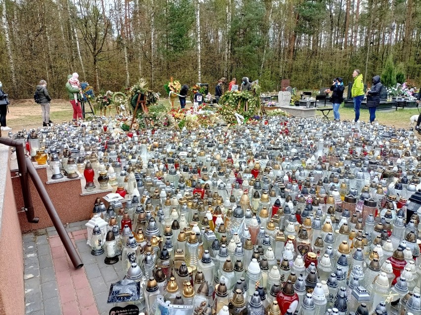 Jak wygląda grób Krzysztofa Krawczyka w Grotnikach? Tłumy fanów odwiedzają grób Krzysztofa Krawczyka!
