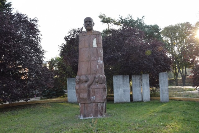 Rzeźba Korczaka w otoczeniu dzieci. Pomnik można znaleźć na skwerze nieopodal VII LO w Zielonej Górze.