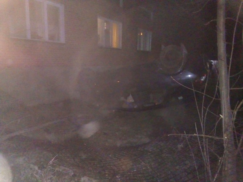 Wypadek w Kalinowie w gminie Będków. Wjechał przez płot na posesję, miał 2,5 promila alkoholu [ZDJĘCIA]