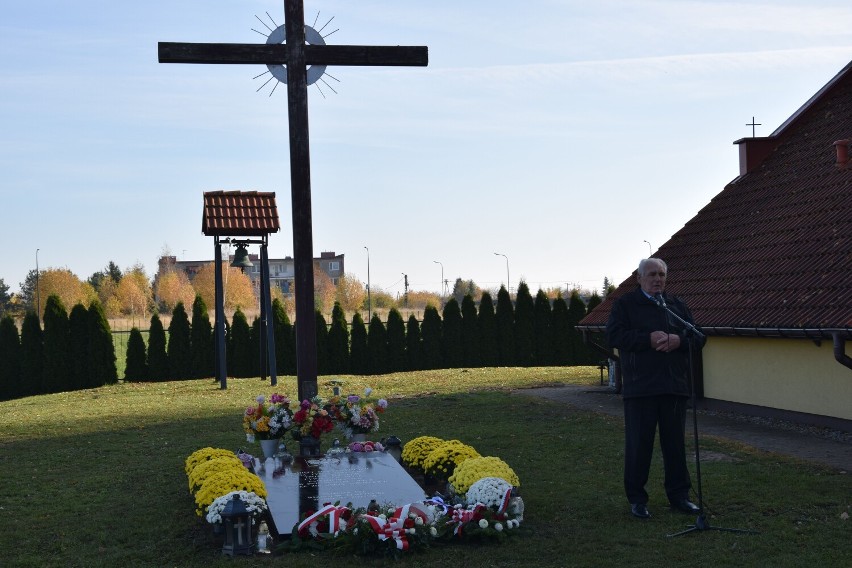 Józef Leszczyński przy tablicy pamiątkowej na cmentarzu w...