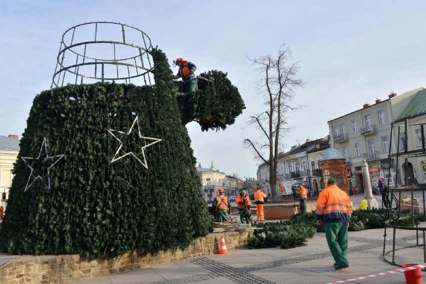 Ustawiają choinki na Rynku i placu Artystów w Kielcach 