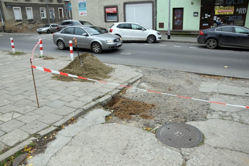 Po naszej interwencji! Naprawiają chodnik - wjazd przy byłym kinie Ina