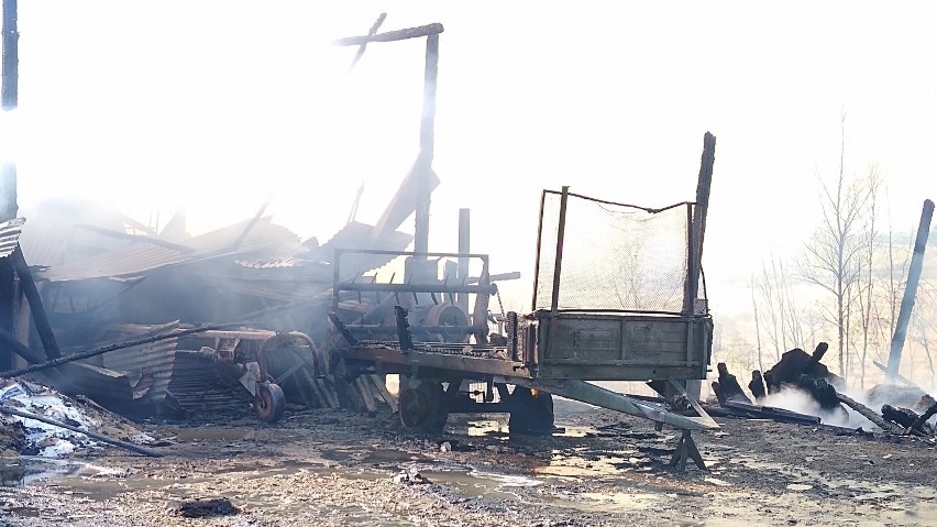 Pożar budynku gospodarczego w Węgorzynku (gmina Miastko). Spaliły się maszyny rolnicze (zdjęcia+wideo)