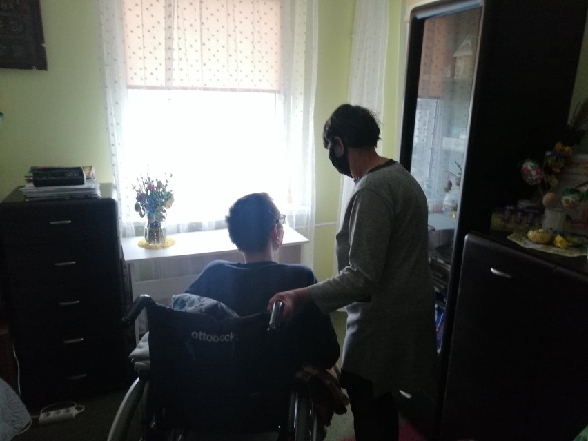 Niepełnosprawny Michał z Kołobrzegu od 15 lutego nie może opuścić domu. Bo zepsuła się winda