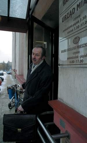 Adam Nowak na różnych stanowiskach pracował w magistracie od 1990 do 2003 roku