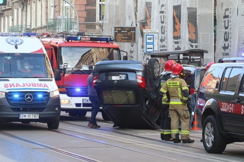 Wrocław. Auto dachowało na ul. Jedności Narodowej (ZOBACZCIE ZDJĘCIA)