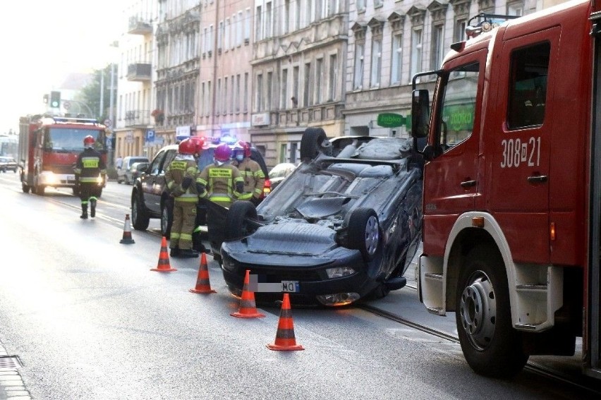 Wrocław. Auto dachowało na ul. Jedności Narodowej (ZOBACZCIE ZDJĘCIA)