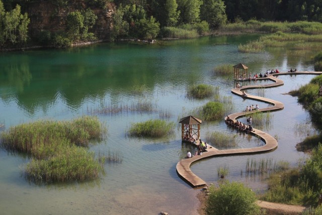 Park Gródek w Jaworznie to kolejne miejsce, które przypomina egzotyczne turystyczne raje wód południowych. Tutejsze jeziorko to zalany kamieniołom dolomitowy, który został zagospodarowany i umiejętnie przekształcony w niezwykły park.