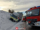 Wypadek i zator na autostradzie A4 pod Krakowem. Pojazd ciężarowy wjechał do rowu, kierowca zasłabł