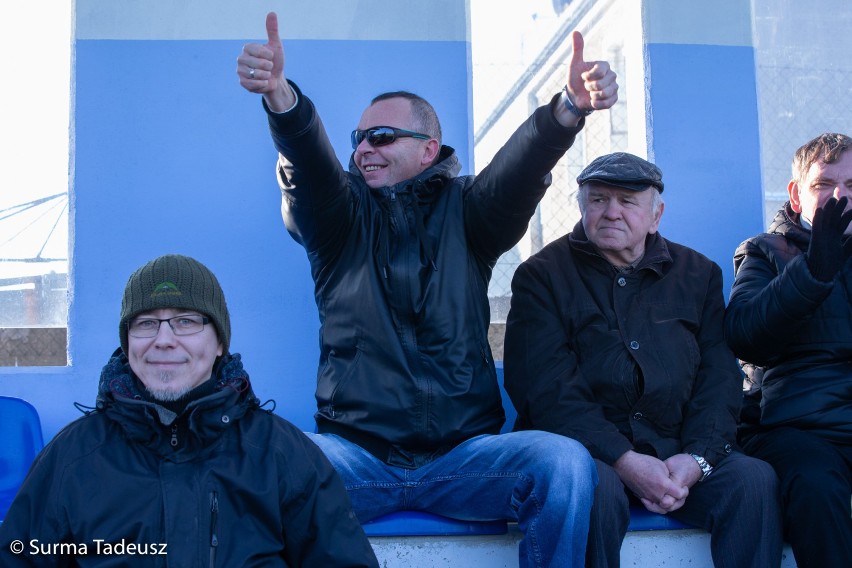 Błękitni grali ze Stalą na stadionie przy ulicy Ceglanej w...