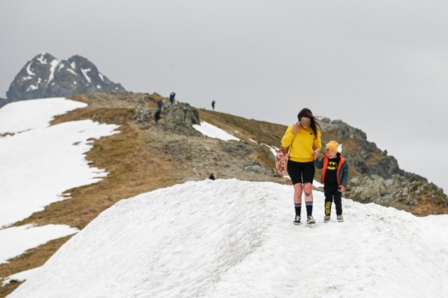 Trampki i lekkie buty sportowe nie nadają się do chodzenia po górach. W Tatrach nadal zalega śnieg.