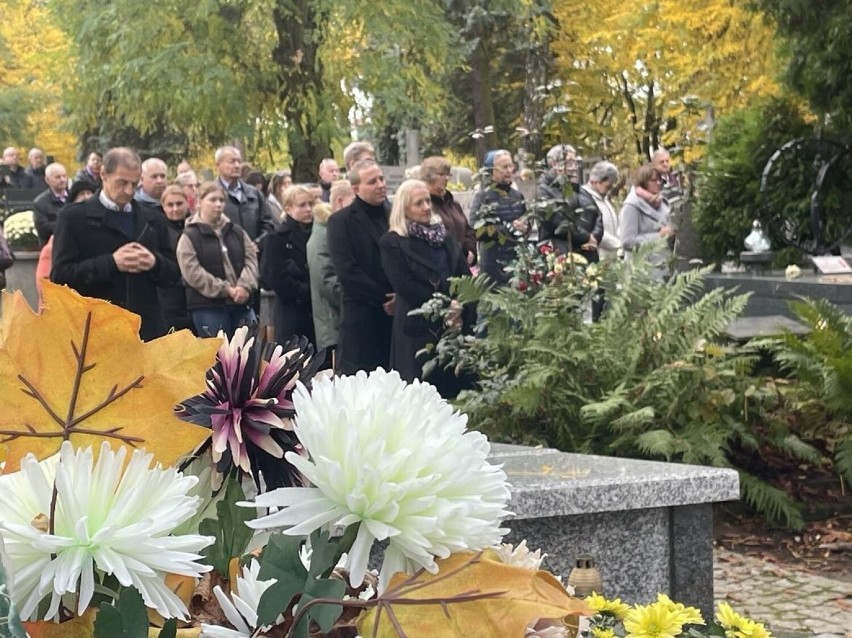 Wszystkich Świętych 2023 na cmentarzu katedralnym w Sandomierzu. Mszę odprawił biskup Krzysztof Nitkiewicz. Zobacz zdjęcia i film