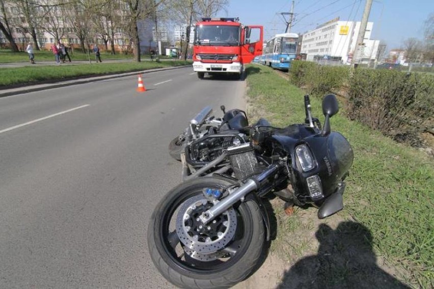Na ul. Ślężnej motocyklista potrącił pieszego na pasach....