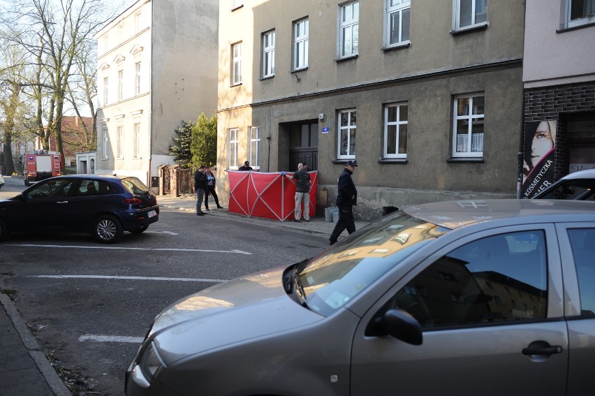 Zwłoki mężczyzny znalezione na chodniku w centrum Leszna