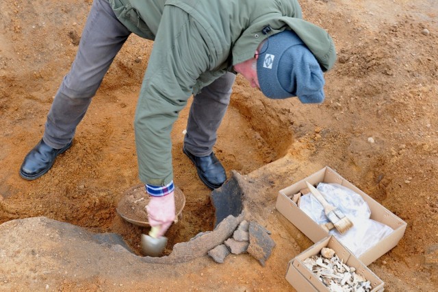 Przeprowadzone badania archeologiczne wykazały, że mamy do czynienia z pochówkiem sprzed ponad 2000 lat. Jest to tzw. grób podkloszowy.