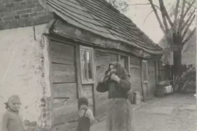 Chałupa w Biadkach 71 została wzniesiona w 1877 r. z gliny i drewna, a potem rozbudowana przy użyciu cegieł. Posiadała drewniane stropy i była pokryta dachówką. W latach 50. XX w. była już zniszczona i rozebrano ją w 1961 r. Budynek składał się z 2 izb i 3 innych pomieszczeń.