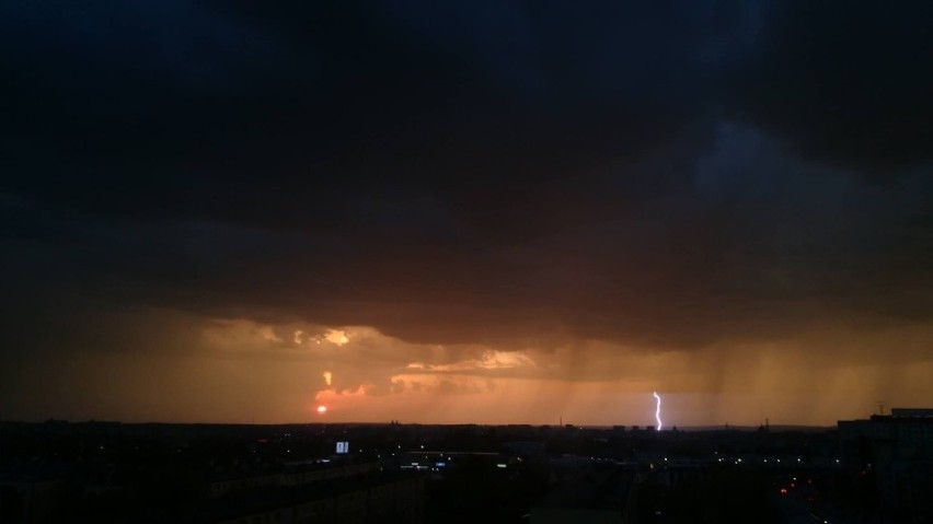 Obserwujcie dziś niebo. Może zagrzmieć i sypnąć gradem. Ostrzeżenie meteorologiczne! 