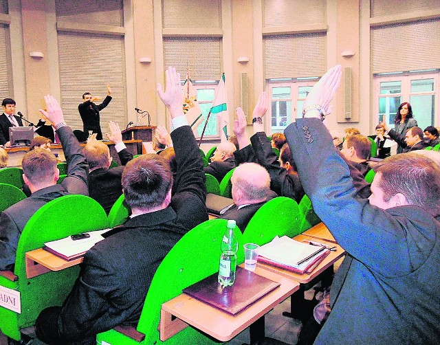 ŚRÓDMIEŚCIE
-&nbsp;W minioną niedzielę utrudnienia czekały na pasażerów tramwajów. Z powodu prac na ul. 3 Maja na liniach do Zagórza i na Pogoń kursowały autobusy.
-&nbsp;W czwartek, 26 stycznia, o godz. 11 w gmachu ratusza rozpocznie się kolejna sesja Rady Miasta Sosnowca.
-&nbsp;W czwartek goście mogli obejrzeć kolejny film z Audrey  Hepburn. Tym razem na ekranie zagościła "Zabawna buzia", w której aktorce towarzyszył Fred Astaire. Kolejny film w ten czwartek.