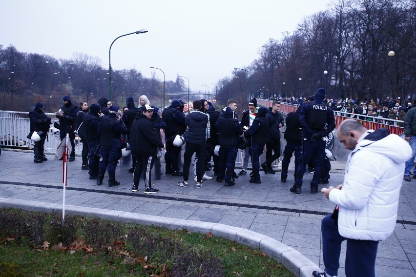 Kibice Legii przemaszerowali przed meczem z Jagiellonią. Pomimo fatalnych wyników stołeczni fani pokazują wsparcie dla zespołu